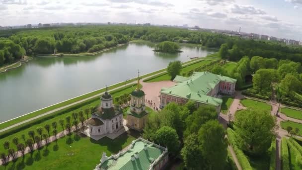 Scène du parc Tsaritsyno avec grand étang, vue aérienne — Video