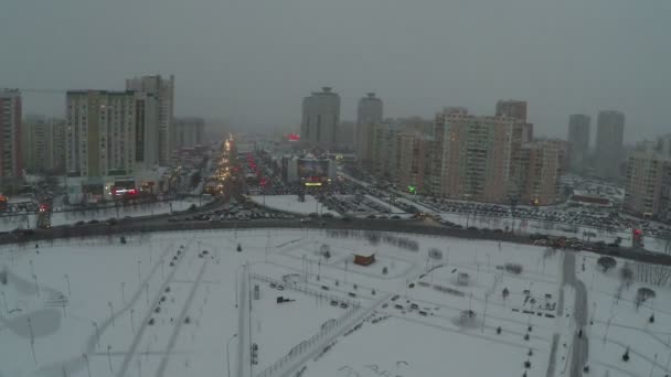 Cidade de inverno e feliz aniversário na neve, vista aérea — Vídeo de Stock