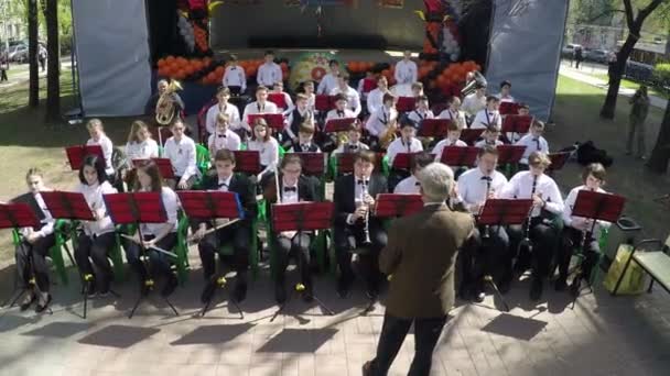Anak-anak orkestra melakukan tampilan luar ruangan, udara — Stok Video