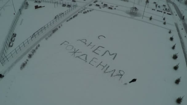 Voando sobre texto feliz aniversário na neve — Vídeo de Stock