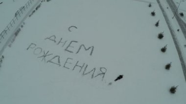 Mutlu yıllar yazılı kar, havadan görünümü