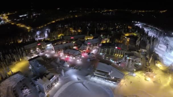 Vuelo sobre estación de invierno por la noche, Finlandia — Vídeos de Stock