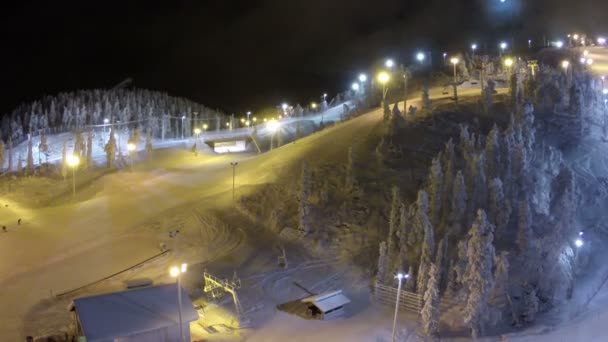 Nachts über Skipisten und Lift fliegen — Stockvideo