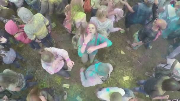 Gelukkige mensen op kleuren Festival, luchtfoto — Stockvideo