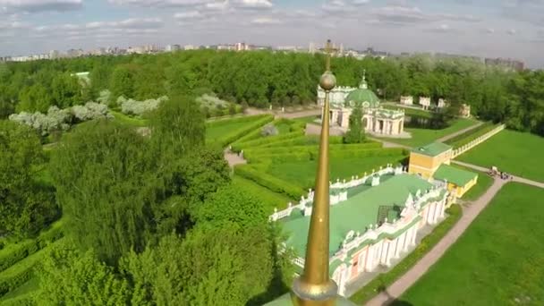 Архитектурный ансамбль и пейзажи в Царицыно парке, вид с воздуха — стоковое видео