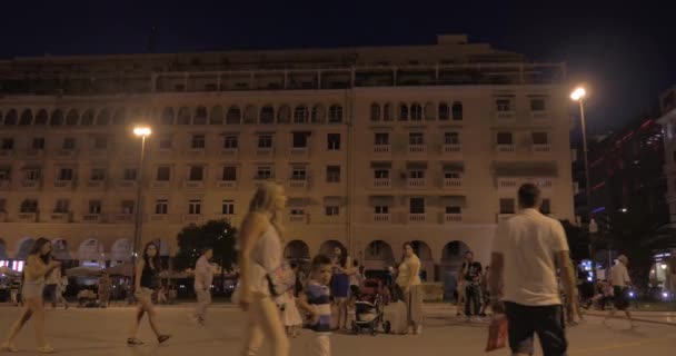 Vida nocturna en plaza principal de la ciudad — Vídeos de Stock