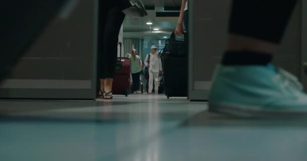 Mujeres con bolsas de carrito en el aeropuerto — Vídeo de stock