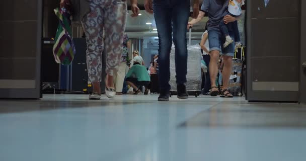 Viajantes no aeroporto — Vídeo de Stock