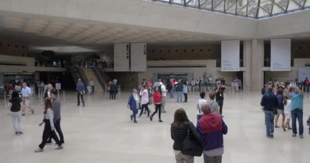 Вид на зал Лувра с подъёма на лифте — стоковое видео