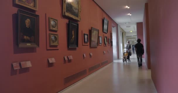 Mujer con hijo en el Museo del Louvre — Vídeos de Stock