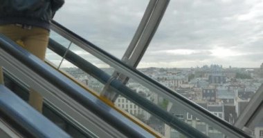 Pompidou Merkezi'ndeki yürüyen merdivenden Paris manzarası