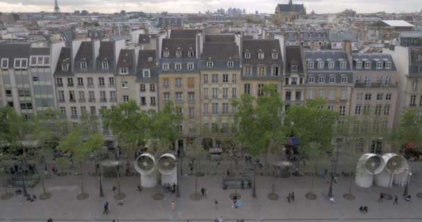 Vista a París desde el piso superior del Centro Pompidou — Vídeos de Stock