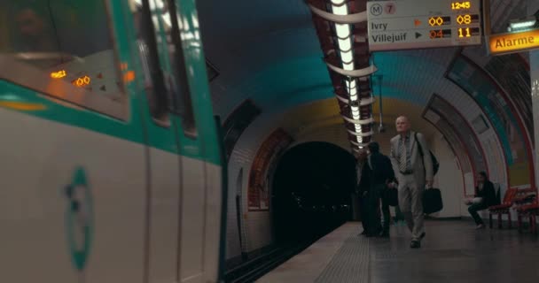 Pociąg Metro przybywających na stację. Metro w Paryżu — Wideo stockowe