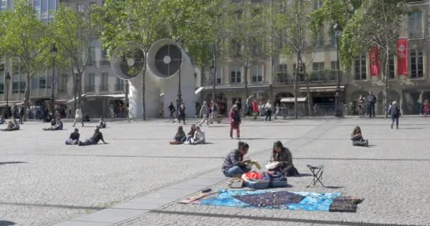 Περίπατοι και ξεκούραστες άνθρωποι στην πλατεία του κέντρου Πομπιντού — Αρχείο Βίντεο