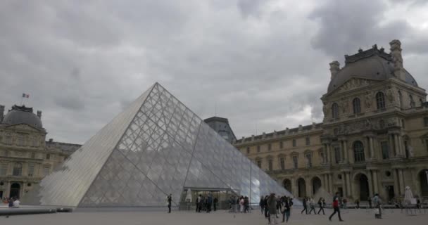 Huvudgården på Louvren Palace, Paris — Stockvideo