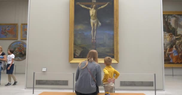 Mother and son looking at painting with the Crucifixion — Stock Video