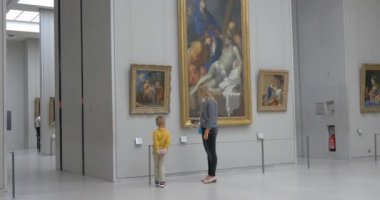 Kadın ve çocuk Louvre Müzesi'nde