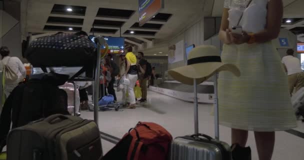 Persone nell'area di ritiro bagagli dell'aeroporto — Video Stock