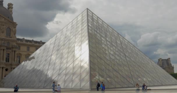 A pirâmide do Louvre — Vídeo de Stock