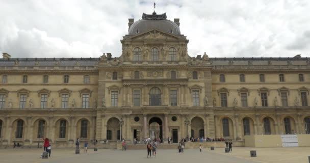 Turystów, którzy chodzą przez Muzeum w Luwrze — Wideo stockowe