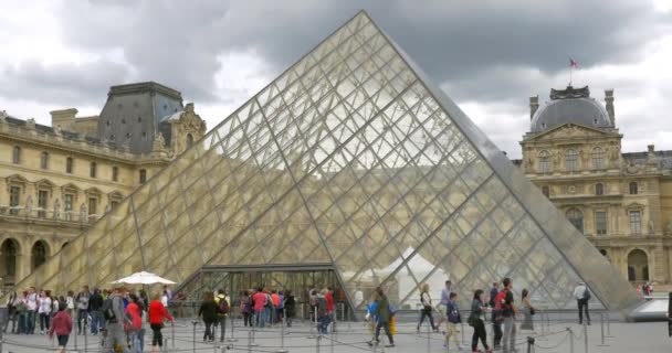 Tourists at the Louvre Pyramid — Stock Video