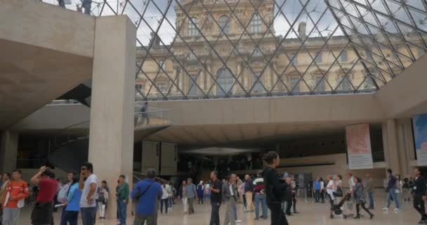 Lobby Pirámide del Louvre, vista interior — Vídeos de Stock