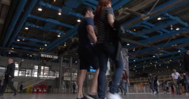 Besucher spazieren im großen Saal des Pompidou-Zentrums — Stockvideo