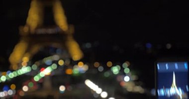 Hareket eden fotoğraf gece ışıklı Eyfel Kulesi