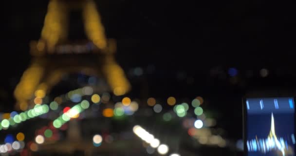 Foto móvel da Torre Eiffel iluminada à noite — Vídeo de Stock