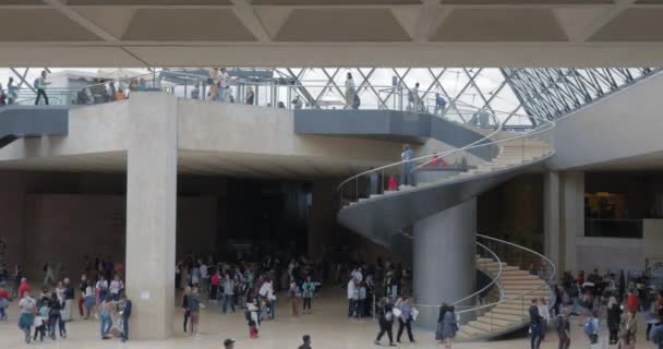 Ondergrondse lobby van de Pyramide van het Louvre — Stockvideo