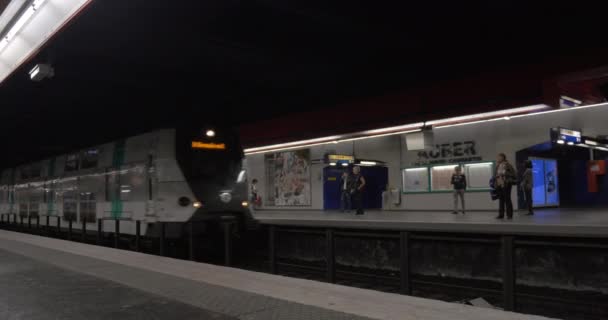 Comboio de dois andares a chegar à estação de metro — Vídeo de Stock