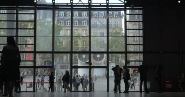İnsanların Pompidou Merkezi girişinde Timelapse