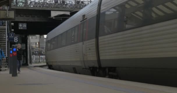 Train leaving the station in Copenhagen — Stock Video