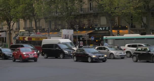 パリの通りで車や人々 のトラフィック — ストック動画
