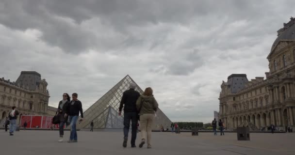 Návštěvníci na nádvoří paláce Louvre — Stock video