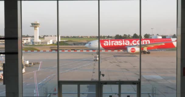 Avión de AirAsia moviéndose en la pista — Vídeos de Stock