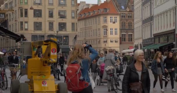 Gente che cammina lungo Stroget Street. Copenaghen, Danimarca — Video Stock