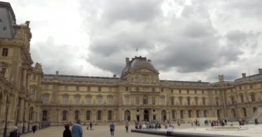 Turistlerin Louvre Sarayı avlusu