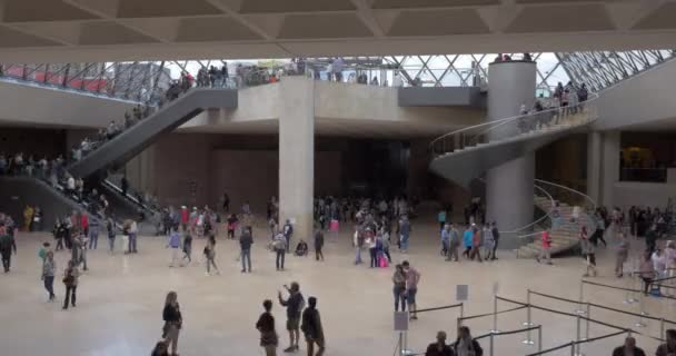 Personas en el vestíbulo del Museo del Louvre — Vídeo de stock