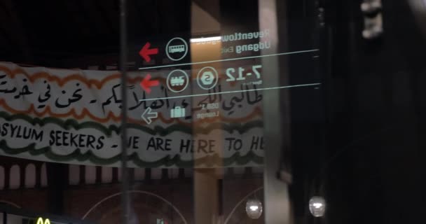 Invitante banner per i rifugiati alla stazione centrale di Copenaghen — Video Stock