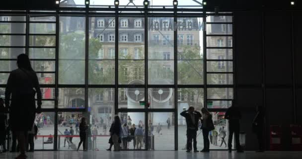 Lobi Paris'teki Pompidou Merkezi ve kalabalık — Stok video