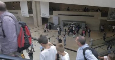 İnsanlar Louvre koridorda yürüyen at binme