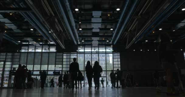 Trafic de personnes dans le hall du Centre Pompidou — Video