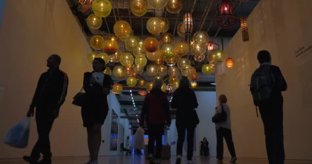 Museu visitante de arte moderna no centro Pompidou — Vídeo de Stock