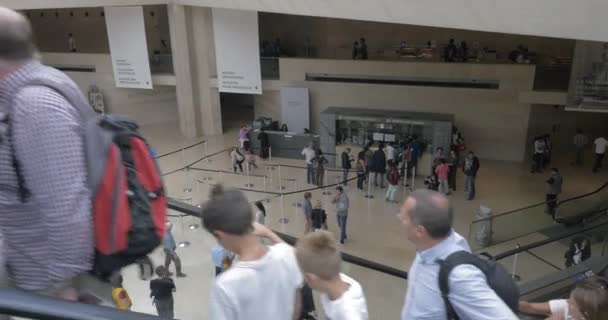 Pessoas montando escadas rolantes no salão do Louvre — Vídeo de Stock