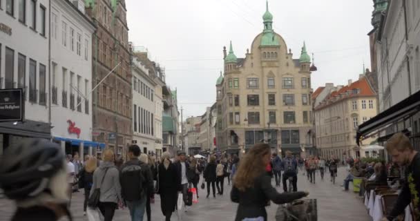 Ingyenes utcai Stroget, Koppenhága bevásárló kocsi — Stock videók