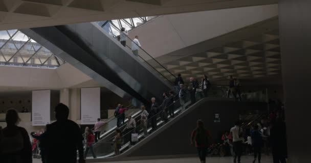 Trafic de personnes dans le hall souterrain de la Pyramide du Louvre — Video