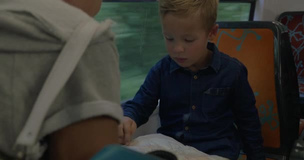 Matka a dítě, poznávání mapa ve vlaku — Stock video