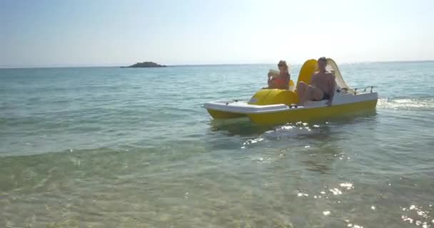 Familie genieten van zee rit op de waterfiets — Stockvideo