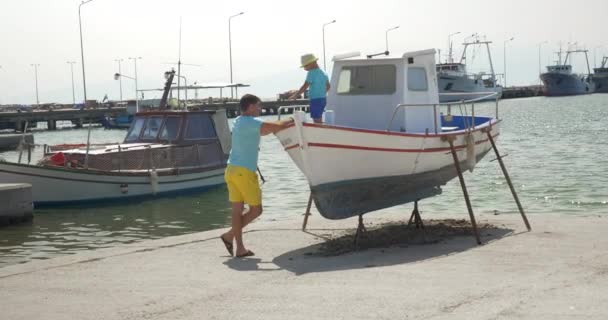 Vader en zoon op de haven met boten — Stockvideo